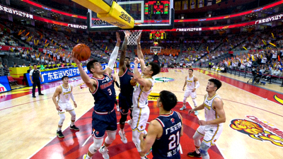 CBA2024赛季广东宏远对阵辽宁本钢的激烈比赛现场画面